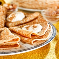 Тонкие блинчики из каштановой муки с рикоттой и медом