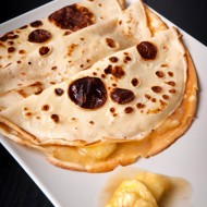 Тонкие блинчики с бананово-ромовым соусом