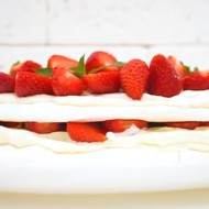 Торт-безе «Павлова» с клубникой