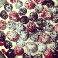 Торт из печенья с маскарпоне и ягодами