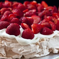 Торт «Павлова» с клубникой