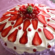 Торт «Павлова» со взбитыми сливками и фруктами