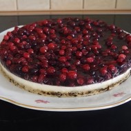 Торт с белым шоколадом и клюквой