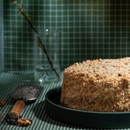 Торт с грецкими орехами и кокосовой стружкой