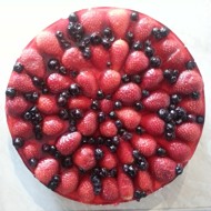 Торт с крекером, клубникой и черникой