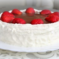 Торт с творожно-клубничным суфле