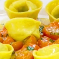 Тортеллини с крабом в томатном соусе