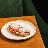 Тост на тартине с помидорами, кедровым орехом и пекорино