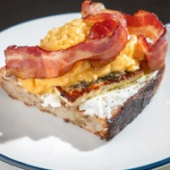 Тост с адыгейским сыром и скрэмблом
