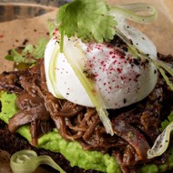 Тост с говядиной и гуакамоле