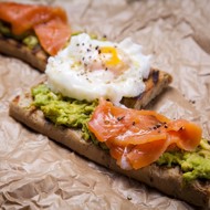 Тост с лососем,  яйцом пашот и голландским соусом