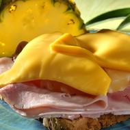 Тост с ветчиной и ананасами