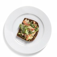 Тосты из ржаного хлеба с раковым салатом