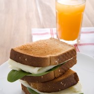 Тосты с белковым омлетом и шпинатом