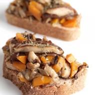 Тосты с грибами и тыквой