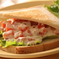 Тосты с креветками и огуречным соусом