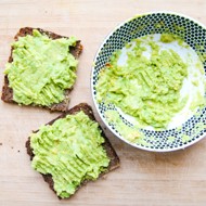 Тосты с пастой из авокадо