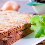 Тосты с ветчиной и камамбером