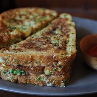 Тосты с зеленым луком и кинзой