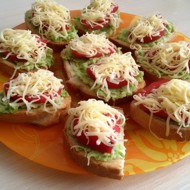 Тосты с авокадо, помидором и сыром