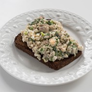 Тосты с бородинским хлебом, иваси, рисом и яйцом