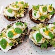 Тосты с сыром, яйцом и базиликом