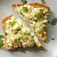 Тосты с яичным салатом и семгой