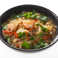 Традиционный филиппинский суп пансит с яичной лапшой