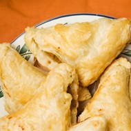 Треугольные пирожки из шпината и сыра