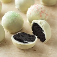 Трюфели из печенья и сливочного сыра в белом шоколаде