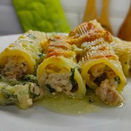 Трубочки (каннеллони) с фаршем на подушке из картофеля и шпината