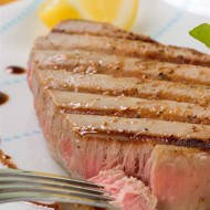 Тунец на гриле с тапенадом