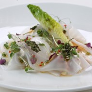 Тунец  под рисовой бумагой и соусом юзу