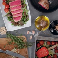 Тунец с чечевицей и рукколой