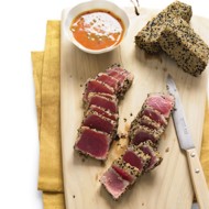 Тунец в панировке из кунжута с соусом из моркови и имбиря