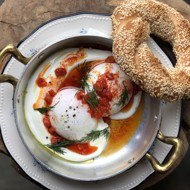 Турецкая яичница с йогуртовым соусом и булочкой симит