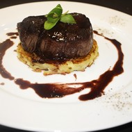 Турнедо из говядины на планше с соусом «Бароло»