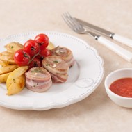 Турнедо из свинины с запеченным картофелем и томлеными в прованских травах томатами черри