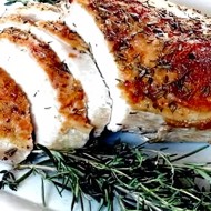 Тушеная индейка с розмарином и бальзамическим соусом в вишне