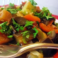 Тушеная кольраби с говядиной