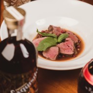 Тушеная оленина с шоколадом и ванильным соусом