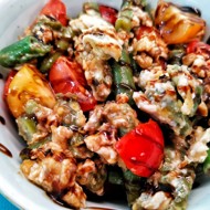 Тушеная фасоль с трюфельным и бальзамическим соусами