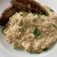 Тушеная квашеная капуста с сосисками по-фински