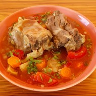 Тушеные бычьи хвостики в винном соусе