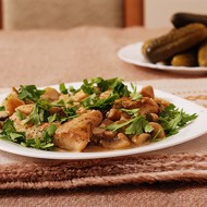 Тушеные грибы в винном соусе