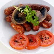 Тушеные сосиски в красном вине с грибами