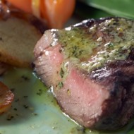 Тушеный говяжий окорок с соусом из петрушки