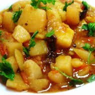 Тушеный картофель с тушенкой и зеленью