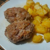 Тушеные куриные котлеты с фасолью