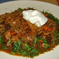 Тушёная капуста с курицей и грибами